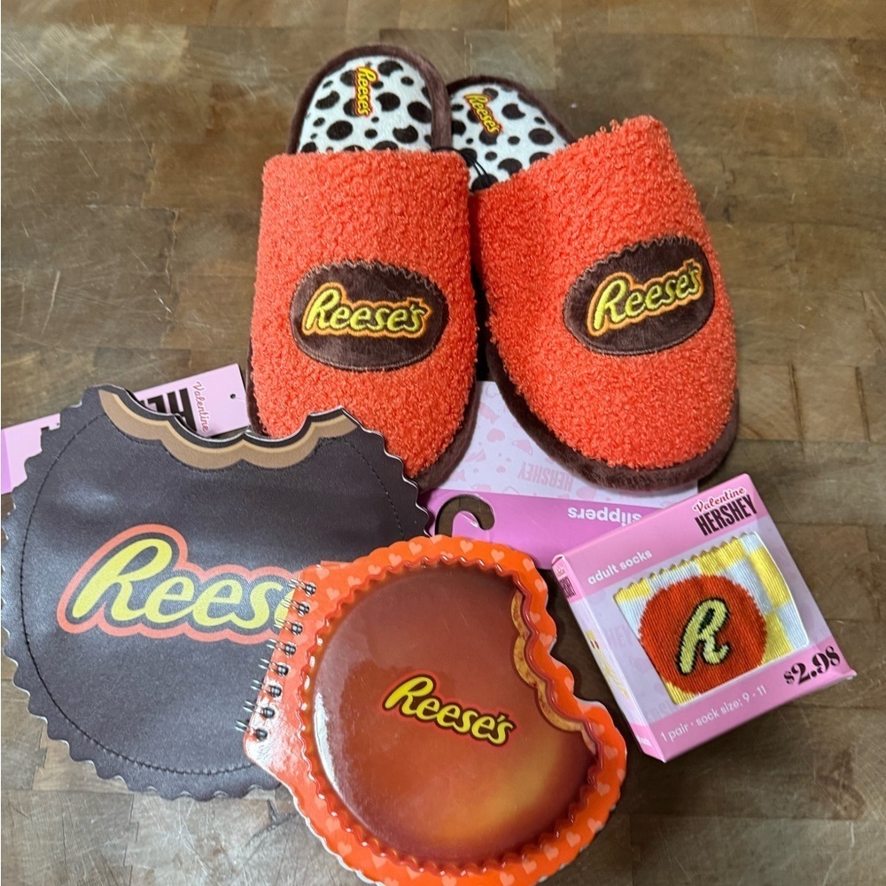 Reese's Candy bar Orange Slippers Sz 2/3 Socks Notepad Zipper Bag NEW